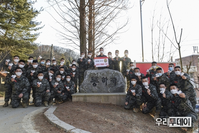 해병대 2사단 정보통신대대 장병들이 자발적으로 모은 헌혈증을 들어보이고 있다. 헌혈증은 가천대 길병원에 기부되어 필요한 사람에게 쓰일 예정이다.