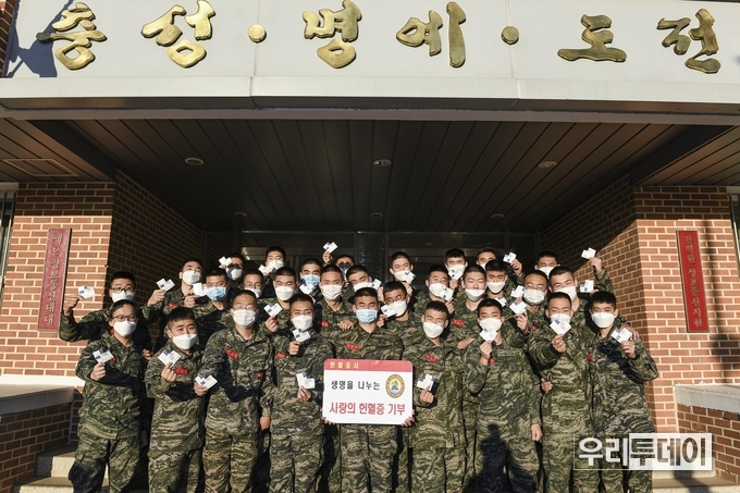 해병대 2사단 정보통신대대 장병들이 자발적으로 모은 헌혈증을 들어보이고 있다. 헌혈증은 가천대학교 길병원에 기부되어 필요한 사람에게 쓰일 예정이다.