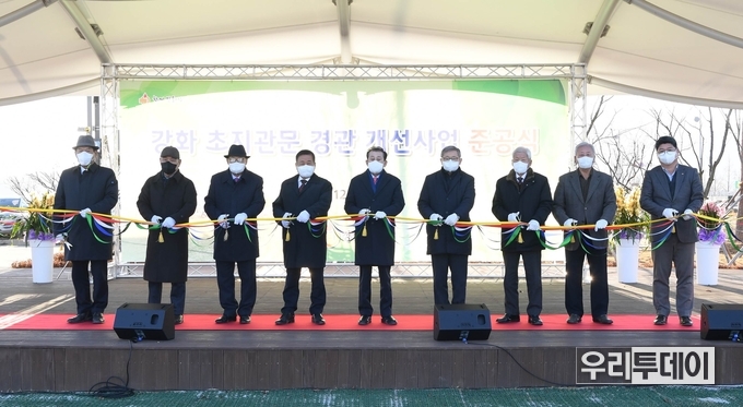 배준영 국회의원이 참석했는데, 컷팅식 사진에 없다면 한번쯤 의심해봐야하지 않을까? ( 사진제공 : 강화군 )