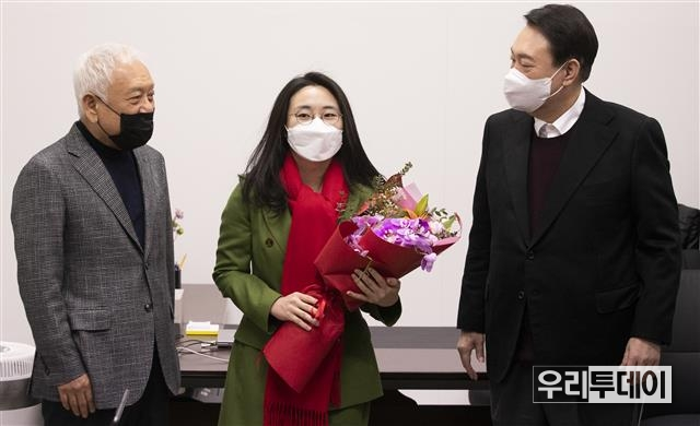 출처: 윤석열 국민의힘 대선 후보가 20일 서울 여의도 새시대준비위원회 위원장실에서 열린 영입인사 환영식에서 김한길 위원장, 신지예 한국여성정치 네트워크 대표와 기념촬영을 하고 있다. 2021.12.20/뉴스1