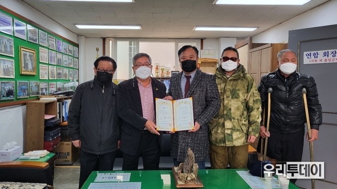사진 가운데(박상진 지회장)이 임명장을 받고 있다. 
