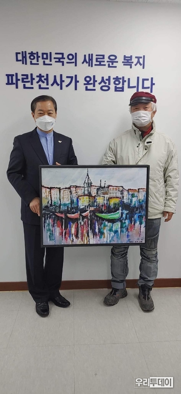 차홍규 회장이 송창익이사장에게 작품 기증을 하고 있다
