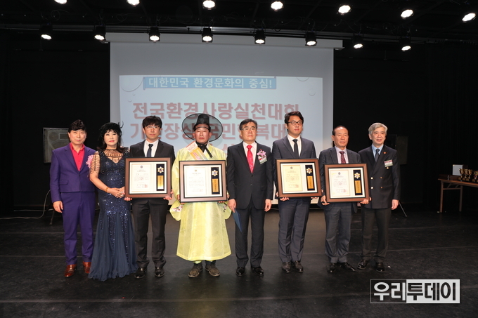 아리랑 파트너스 김대성 대표(왼쪽에서 세 번째), 이창열 대회장(오른쪽에서네번째), 주식회사TCI 이만홍 상무이사(오른쪽에서부터 세 번째), (주)재림환경 최병일 회장(오른쪽에서 두 번째)이 단체 사진을 찍고 있다 (사진제공 : 한국기자연합회) 