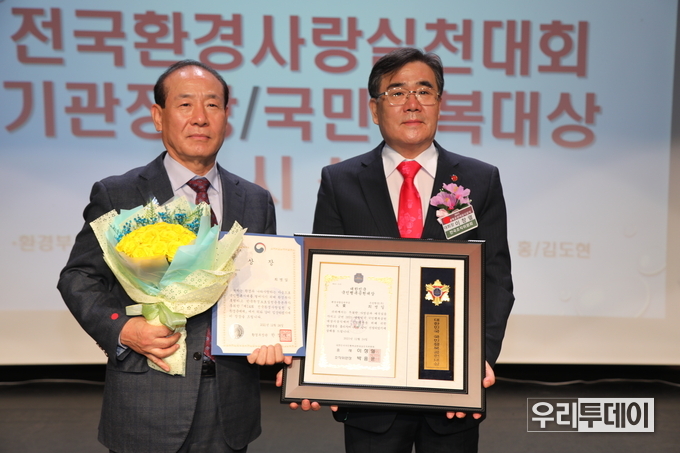  ㈜재림환경 최병일 회장과 이창열 대회장이 사진을 찍고 있다 (사진제공 :한국기자연합회 )