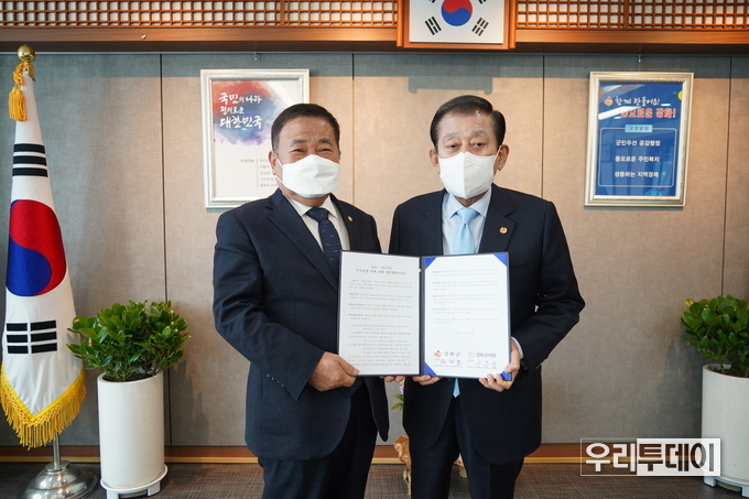 신득상 강화군의회 의장(왼쪽)과 유천호 강화군수(오른쪽)가 7일 강화군청 군수실에서 인사분야 상호 협력을 위한 업무협약을 체결했다.