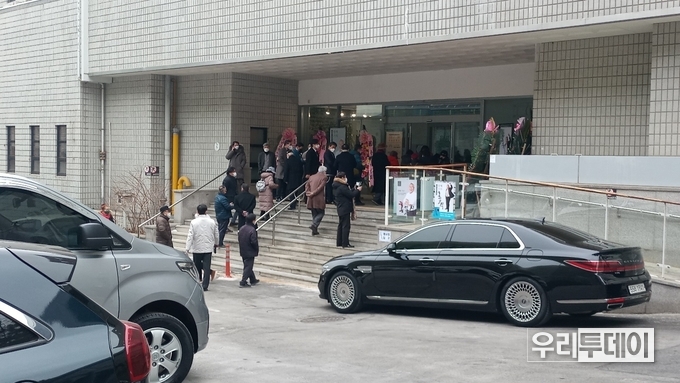 홍길식 구의원 출판기념식을 찾아온 사람들이 긴줄을 서고 있다.