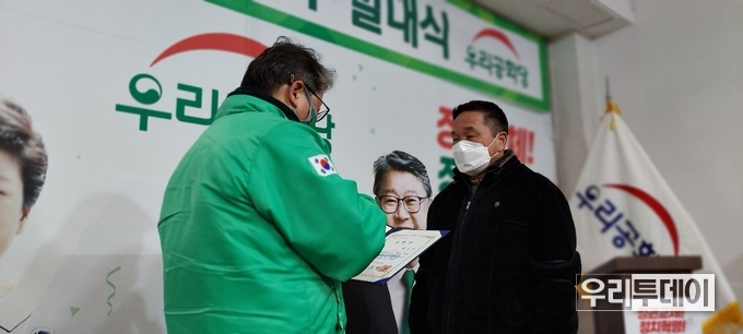 강신옥 중구.강화군.옹진군 당협위원장(사진 오른쪽)이 임명장을 받고 있다. 