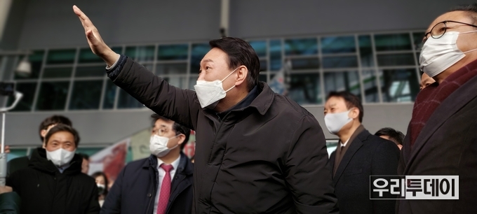  2월 1일 강화풍물시장에 국민의힘 윤석열 대선후보가 찾아오자 인산인해를 이뤘다.<br>
이날 안상수 전 인천시장; 유정복 전 인천시장, 유천호 강화군수, 윤재상 인천시의원, 안영수 전 인천시의원, 박승한.박용철.김윤분 강화군의원 등이 참석해 3월 대선이 끝나고 이어서 치뤄질 6월 1일 지방선거를 맞아 총집결한 모습이다.