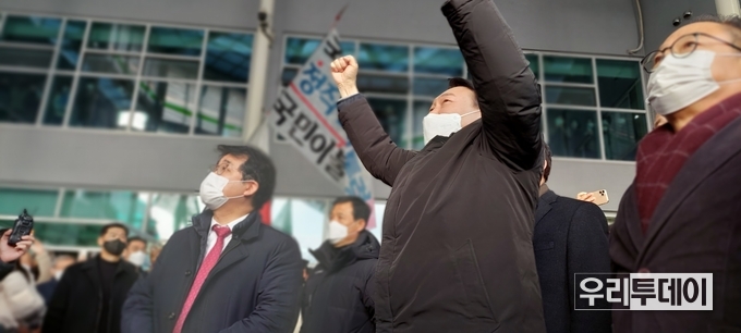 강화풍물시장 2층에 찾아온 지지자들에게 국민의힘 윤석열 대선후보가 화답하고 있다.