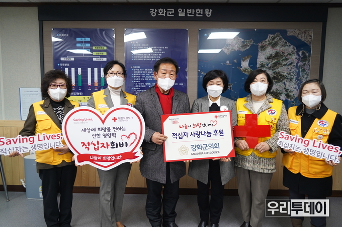강화군의회, 2022 적십자 특별회비 전달사진에 신득상 의장이 아닌 박승한 부의장이 대신 사진을 찍고 있다.
