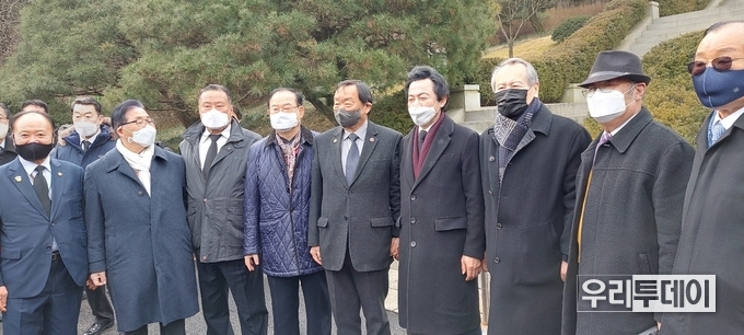 국가혁명당 허경영 대선후보와 박준홍 상임의장이 사이좋게 포즈를 취하고 있다.