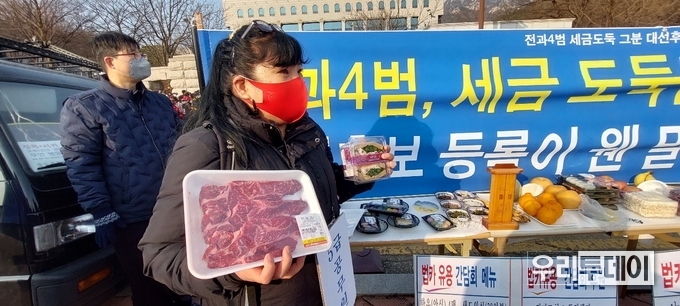 화천대유의 실질적 폭로자인 '성남 김사랑'씨가 중앙선관위 앞에서 기자회견을 하고 있다. 