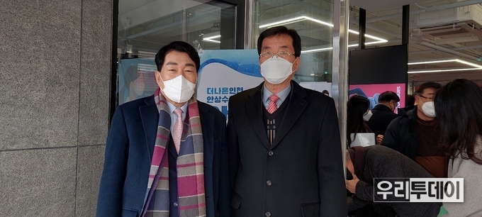 인천 강화군에서 안영수 전 인천시의원이 출판기념식에 찾아와 안상수 전 인천시장과 사진을 찍는 모습