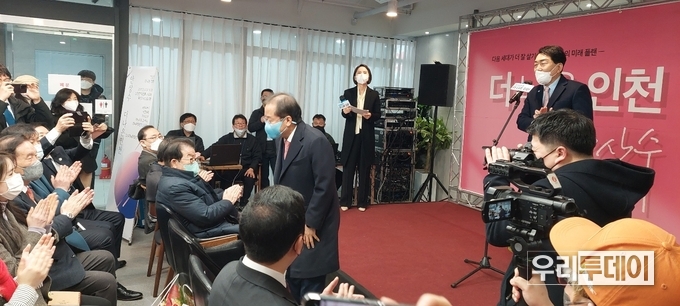 홍준표 전 대선후보가 내빈소개에서 인사를 하고 있다.