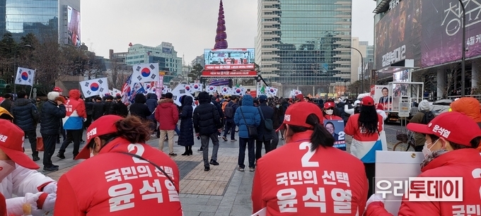 청계광장에 국민의힘 출정식 모습