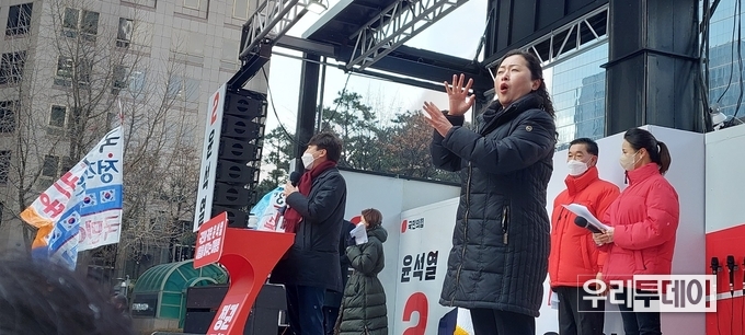 청계광장에서 국민의힘 이준석 당대표가 연설을 하고 있다.<br>
