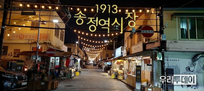 저녁 7시에 지나가는 행인 한명도 없는 모습