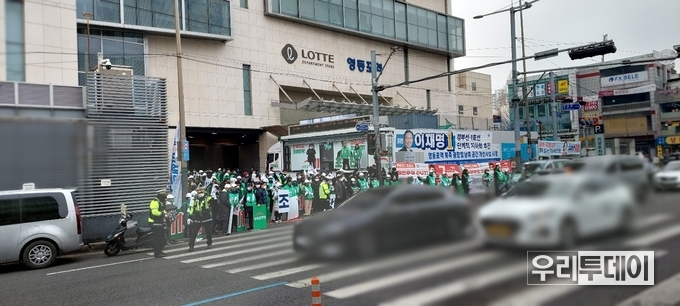 영등포역 앞에 우리공화당 당원들이 모인 모습