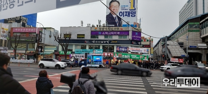 건대입구 건너편에서 더불어민주당 이재명 후보 유세차량이 스피커를 크게 틀어서 김동연 후보측이 소르를 줄여달라고 부탁을 했다