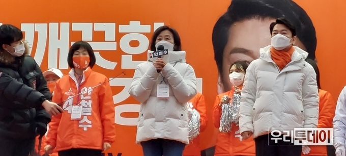무대차량에 올라 후보자 부인 김미경 교수가 먼저 발언을 하고 있다.