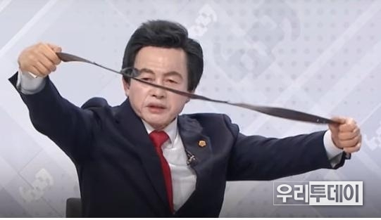 허경영 후보가 22일 공개한 낡은 혁대는 박정희 대통령 선물