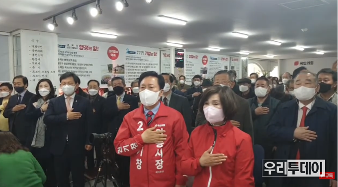  유교문화보존회 이사장(사진 가장 오른쪽)을 내빈소개 하지 않아 논란이 되고 있다. 