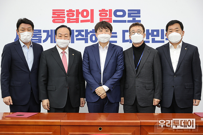 24일 오전 서울 여의도 국회 회의실에서 주요당직자 임명장 수여식이 열렸다. 한기호 사무총장, 홍철호 전략기획부총장, 강대식 조직부총장, 박성민 당대표 비서실장이 임명장을 받고 있다. (사진 : 국민의힘 홈페이지)