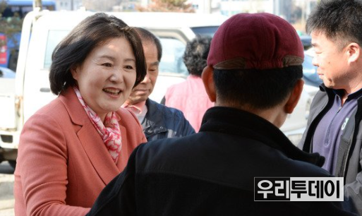 2015년 4·29 재·보선 인천 서-강화을에 출마한 새정치민주연합 신동근 후보의 지원 유세에 나선 문재인 대표의 부인 김정숙 여사가 8일 오후 인천 강화터미널에서 상인들과 인사하고 있는 모습. 그당시 김정숙 여사는 강화 출신으로 신 후보의 지원 사격에 나섰다고 허위사실을 말했다. 