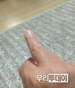 대학교 교수의 품위유지는 전혀 찾아볼 수 없는 '가운데 손가락'을 올려 제보자에게 보낸 사진