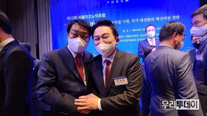 안 예비후보는 원희룡 후보자와 주택문제 해결에 대해 얘기를 나눴다.