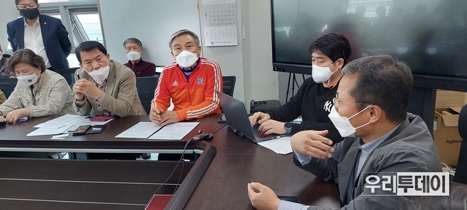  전국 위원장들이 사무부총장에게 국민의당 전국위원장 협의회 뜻을 전달하고 있다
