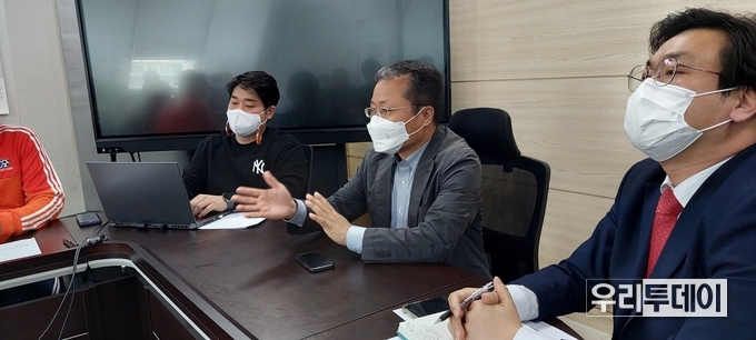 국민의당 전국위원장 협의회 회의에 국민의당 사무부총장이 참석해서 소통을 하고 있다