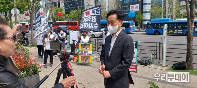 서울행정법원 앞에서 원고측 손현(손정민 아버지)씨가 기자와 유튜버들과 질의응답을 하고있다. 