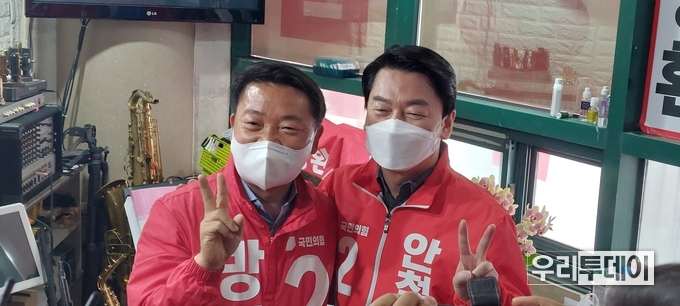 안철수 후보(오른쪽)와 방성환 경기도의원 후보(왼쪽)가 포즈를 취하고 있다.