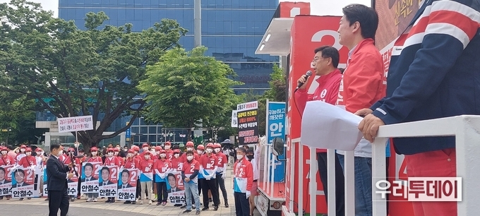 국민의힘 신상진 성남시장 후보가 마이크를 잡고 있다.