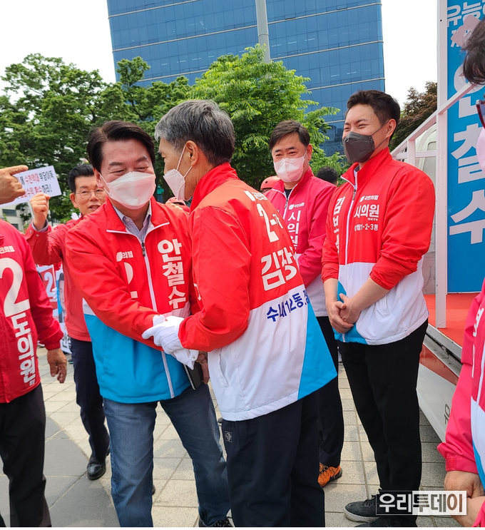 성남시분당구 파선거구에 출마한 김장권 시의원 후보가 안철수 후보에게 귓속말을 하고 있다.<br>
두 사람은 국민의당 시절부터 친분이 있는것으로 알려져 있다.