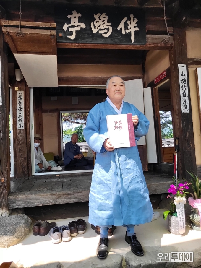 전통문화연구소 효원재(曉元齋) 이재업 발행인이 '안동 고성이씨 사람들의 삶과 역사'란 책을 들고 포즈를 취하고 있다.