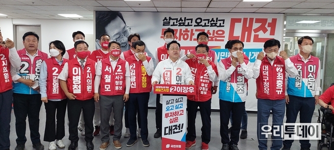 이장우 대전시장 후보가 기자회견을 하는 모습( 이용기 대전시의원이 이장우 후보 뒤에 서있다)