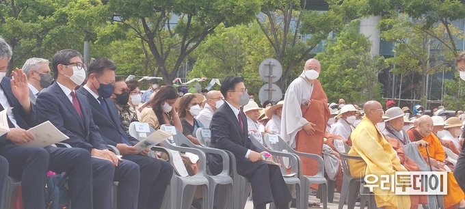 헌화 순서에서 빠져 황교안 전 국무총리만 앉아있는 황당한 모습