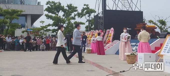 서병수 국회의원과 황보승희 국회의원이 헌화하러 나가는 모습
