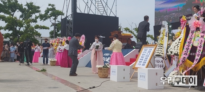 윤석열 대통령을 대신해 강승규 수석과 박형준 부산시장이 헌화하러 나가는 모습