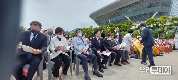 서병수 국회의원이 자리를 바꿔주어 황교안 전 국무총리가 세번째에 앉은 모습