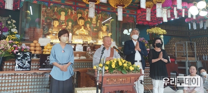 좌로부터 자재명장 이영옥 대표, 선원사 주지 성원스님, 선원사 김재권 신도회장, 소연 김유순 인천서가협회 이사 
