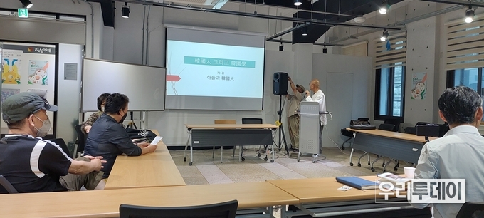능현 스님이 강연하는 모습