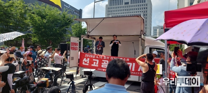 황교안 전 국무총리가 발언을 하고 있다. 옆에는 민경욱 전 국회의원이 서있다. 