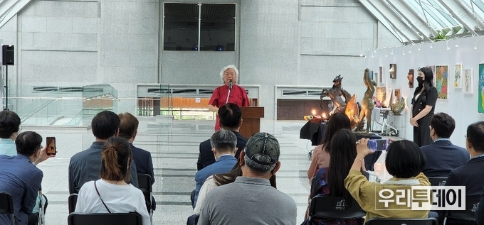 주최자로 기념사를 하는 차홍규 회장