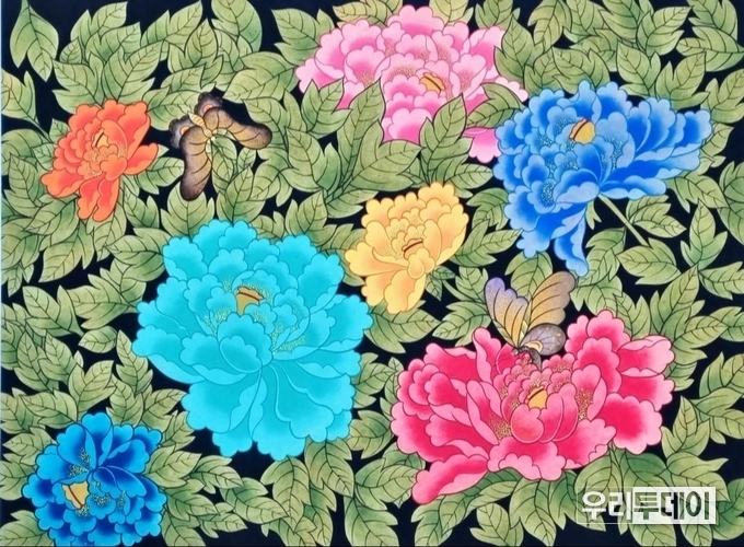 <strong>명제: 행복상자, 100×72 cm, 궁중을 장식했던 가장 대표적인 모란이다. 모란꽃 속의 복주머니에 부귀영화와 건강, 행복한 삶을 담은 작품</strong>