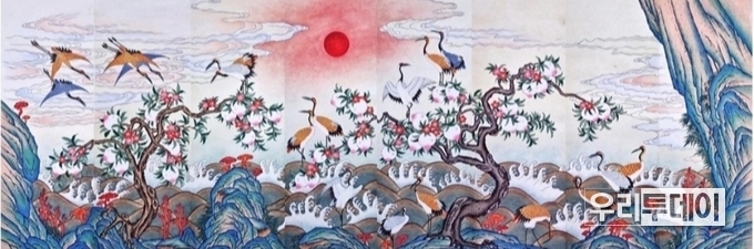 <strong>명제: 해학반도도 8폭 병풍, 40×75×8 cm, 바다를 배경으로 학과 복숭아를 그린 그림이다.</strong><br>
<strong>장수를 상징하는 복숭아, 해, 바다, 구름을 그렸고 조선후기에 왕실뿐만 아니라 민가에도 크게 유행했다</strong>