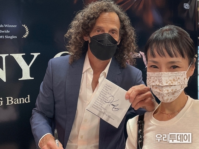 케니 지(Kenny G)가 이정림씨(사진 우측)에게 싸인을 해준 CD를 들고 포즈를 취하고 있다.