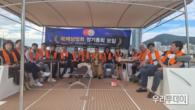 <strong>요트 내에서 1부 모임을 하고 있는 국제 삼일회 회원들</strong>